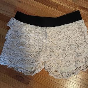 Lace ruffle shorts w/elastic waistband